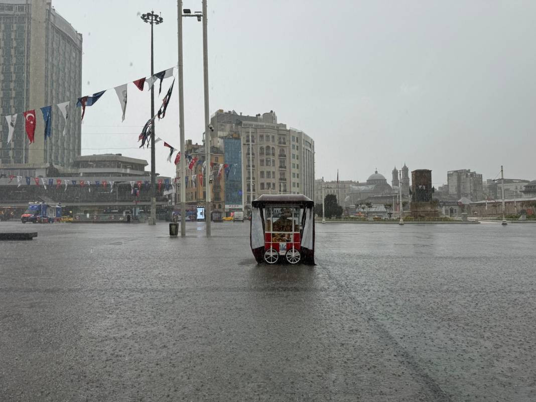 İstanbul'da sağanak hayatı felç etti! Araçlar sular altında kaldı - Resim: 38